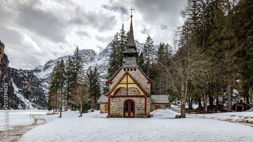 Canvas Print Lake Braies (Pragsersee) in South Tyrol, Italien, A small, snow-covered chapel