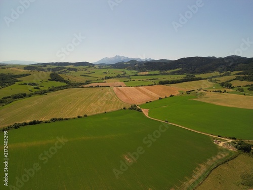Słowacja - piękne pola z widokiem na góry Tatry, zdjęcie wykonae dronem. Pola, góry, Tatry, miasteczko, piękne miesjca