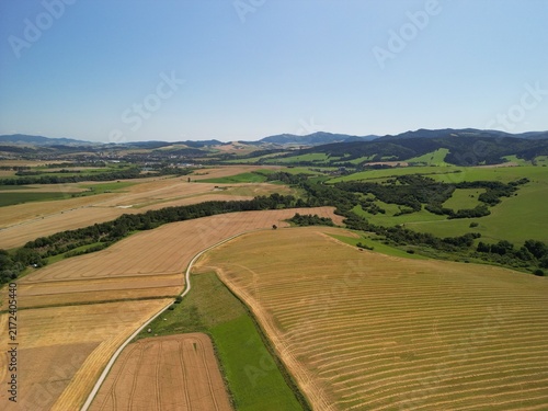 Słowacja - piękne pola z widokiem na góry Tatry, zdjęcie wykonae dronem. Pola, góry, Tatry, miasteczko, piękne miesjca