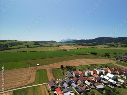 Słowacja - piękne pola z widokiem na góry Tatry, zdjęcie wykonae dronem. Pola, góry, Tatry, miasteczko, piękne miesjca