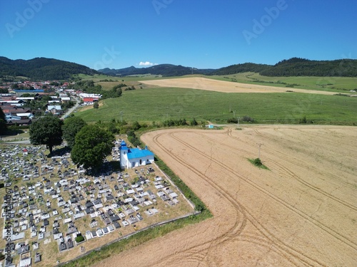 Słowacja - piękne pola z widokiem na góry Tatry, zdjęcie wykonae dronem. Pola, góry, Tatry, miasteczko, piękne miesjca