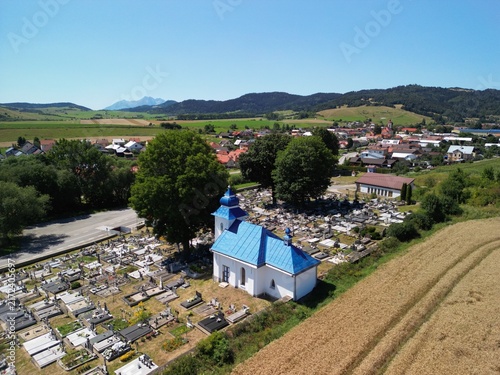 Słowacja - piękne pola z widokiem na góry Tatry, zdjęcie wykonae dronem. Pola, góry, Tatry, miasteczko, piękne miesjca