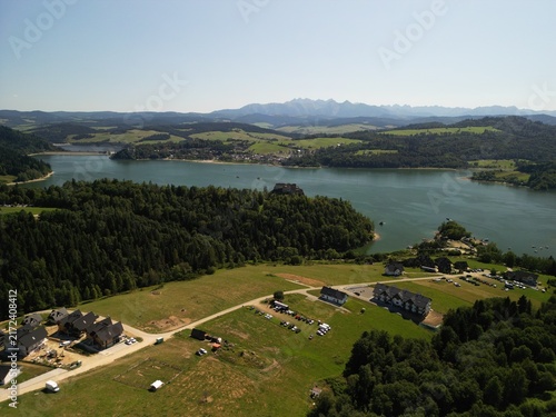 Jezioro Czorsztyńskie - Polska
Piękne jezioro na pograniczu gór Pienin i Tatr, zdjęcie wykonane dronem. Lato, wiosna, jesień, jezioro, góry, pola, niebo ,zamek, plaża, piękne widoki.
