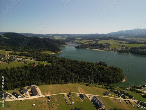 Jezioro Czorsztyńskie - Polska
Piękne jezioro na pograniczu gór Pienin i Tatr, zdjęcie wykonane dronem. Lato, wiosna, jesień, jezioro, góry, pola, niebo ,zamek, plaża, piękne widoki.