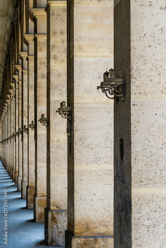 Konstfotografi Paris Rue de Rivoli arcade columns vanishing perspective