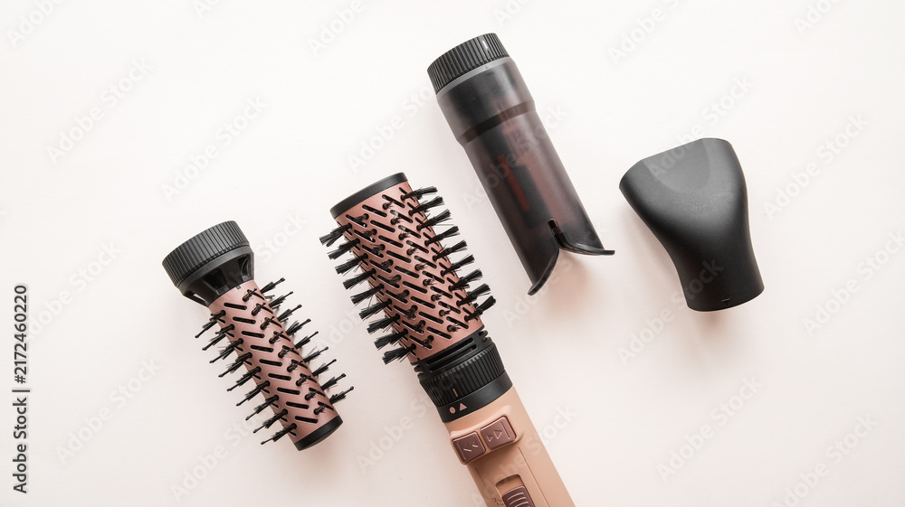 Obraz premium Rotating hot air brush with interchangeable barrels and nozzle for versatile styling