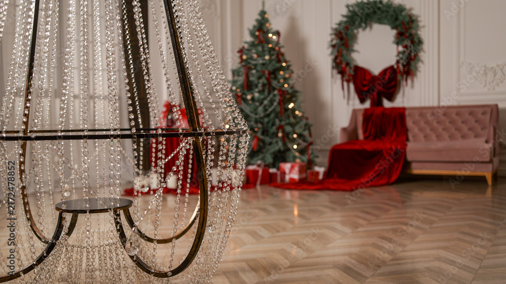 Obraz premium Elegant Christmas scene with a crystal chandelier and festive decorations