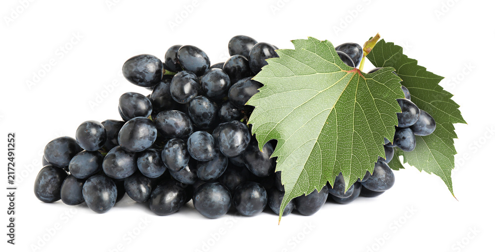 Naklejka premium Bunch of grapes with green leaves isolated on white