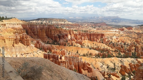 Foto Wide view of orange hoodoos beneath summer clouds