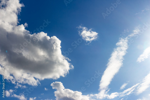 фотографія Vivid white fluffy clouds drifting across a deep blue sky during a sunny day, sh