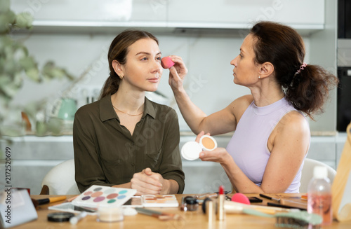 фотографія Two female friends enjoying beauty routine in cozy home setting