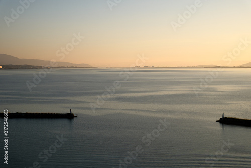 大津港付近から見る早朝の琵琶湖風景　遠くに琵琶湖大橋が見える