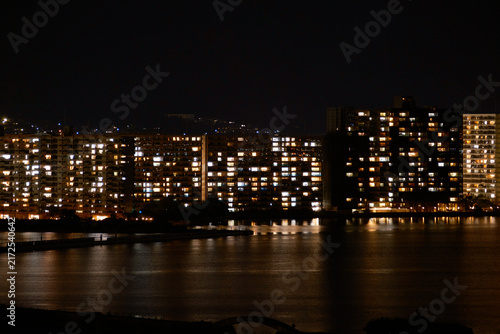 琵琶湖大津港付近から見る夜のマンション群の灯り