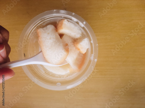 Foto Warm bread and fermented cassava drink with coconut milk