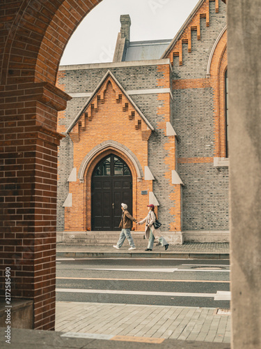 Canvas Print Couple holding hands crossing street in front of Union Church, Shanghai