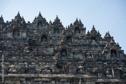 Foto Borobudur temple stone carvings and stupas under blue sky