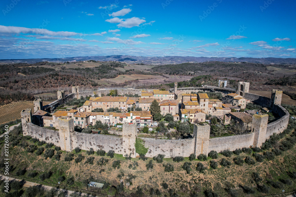 Obraz premium Aerial View of Monteriggioni Medieval Walled Village in Tuscan Countryside on Sunny Day