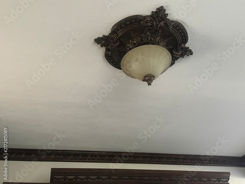 Foto Vintage Light Fixture With Rustic Design, Aged Finish and Classic Decorative Det