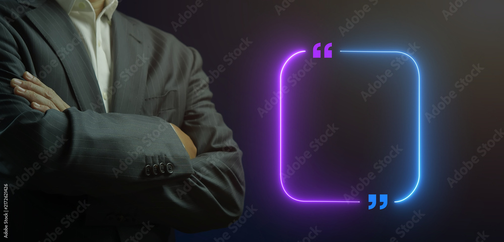 Naklejka premium Businessman with arms crossed standing beside glowing empty neon quotation mark speech bubble mockup. Client testimonial review template, customer feedback, and dialogue quote frame template.