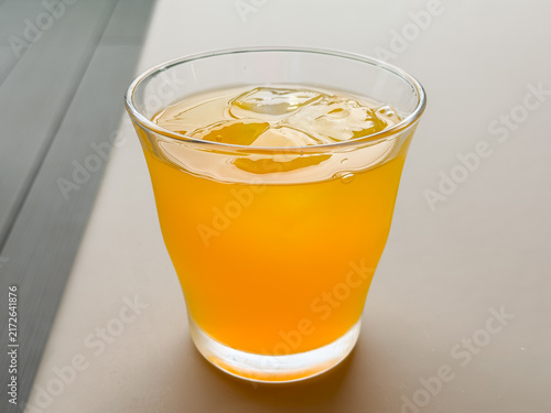 Canvastavla 甘いオレンジジュースをそそいだグラス。氷を入れて。