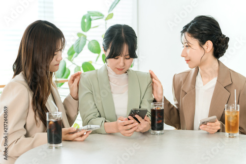 Foto Female colleagues and businesswomen who encourage and support women who are troubled or depressed at work