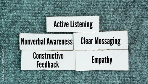 Foto The five keys to effective communication are active listening, clear messaging, nonverbal awareness, constructive feedback, and empathy word