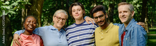 Foto Portrait of diverse multiethnic group smiling during outdoor psychotherapy sessi