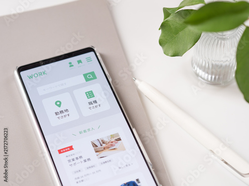 Obraz na płótnie 求人情報のWebサイトが表示されたスマートフォンの写真 