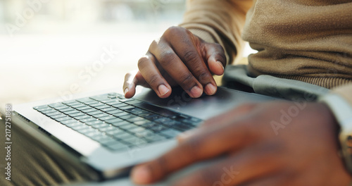 Foto Hands, business and person in city with laptop, research and valuation report for real estate
