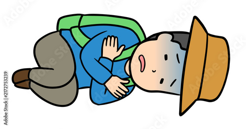 登山中に疲労と寒さで横になり震える男性
