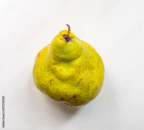Foto Ripe yellow pear top view on seamless white surface