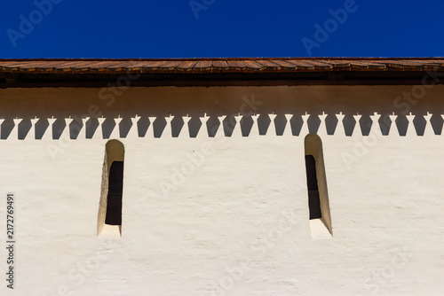 Foto Close-up of an ancient monastery defensive wall with a wooden roof, narrow embra