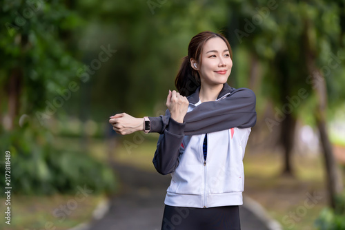 Foto Asian woman stretching before a workout in a public park to maintain a healthy lifestyle