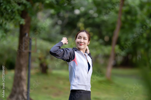 фотографія Asian woman stretching before a workout in a public park to maintain a healthy lifestyle