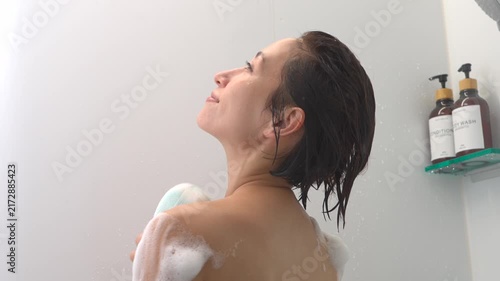 バスルームで体を洗う女性