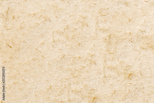 Texture di carta artigianale beige con fibre visibili e superficie organica. Immagine naturale e minimalista, ideale per sfondi, design creativo, illustrazioni e progetti grafici.