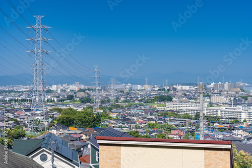 東京都日野市の高台から見下ろす広大な住宅街と送電鉄塔
