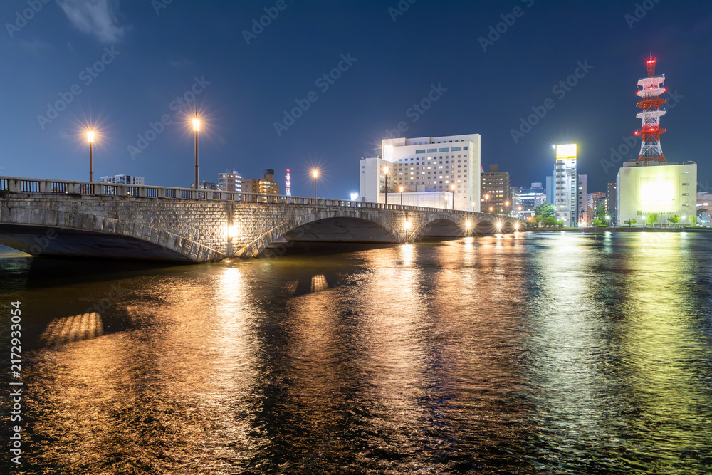 Fototapeta premium 夏の夜の信濃川と萬代橋