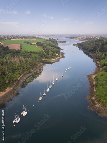 Riviere qui se jete dans la mer en vue aerienne avec une file de bateaux de plaisance. L'aber-Wrac'h en Bretagne dans le Finistere.
