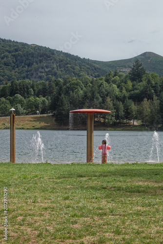 Fotografía Petite fille sous la douche de la plage du lac de Saint-Martial