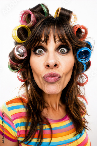 Frau mit bunten Lockenwickler