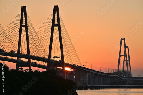 朝日に染まる名港西大橋