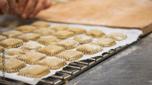 Fotografie Passionate Chef Hands Meticulously Crafting Square Ravioli With Dedication And P