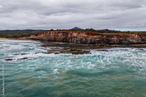 Foto Aerial view of the rugged rocky coastline and coastal cliffs at Lake Arragan, fe