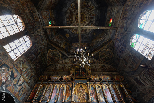 Fotografie Intricate XVII century wooden iconostasis and ancient murals inside UNESCO Worl