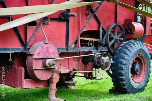 Foto Agricultural history and rural traditions vintage threshing machine detail at th