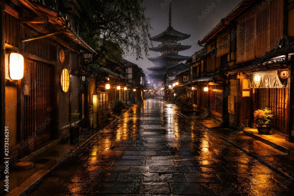 Fototapeta premium 雨に濡れた京都の歴史的な街並み