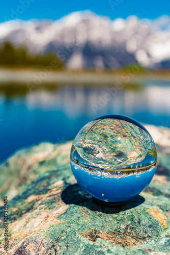Foto Crystal ball alpine summer landscape shot with reflections and Mount Wilder Kais