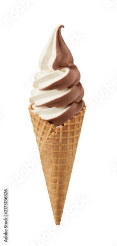 Fotografía Swirled vanilla and chocolate soft serve ice cream in a waffle cone