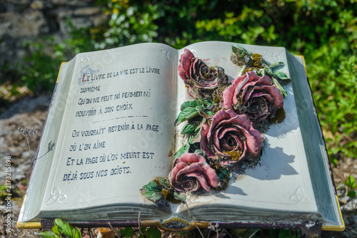 Canvas Print Plaque funéraire en forme de livre ouvert avec poème et roses en céramique